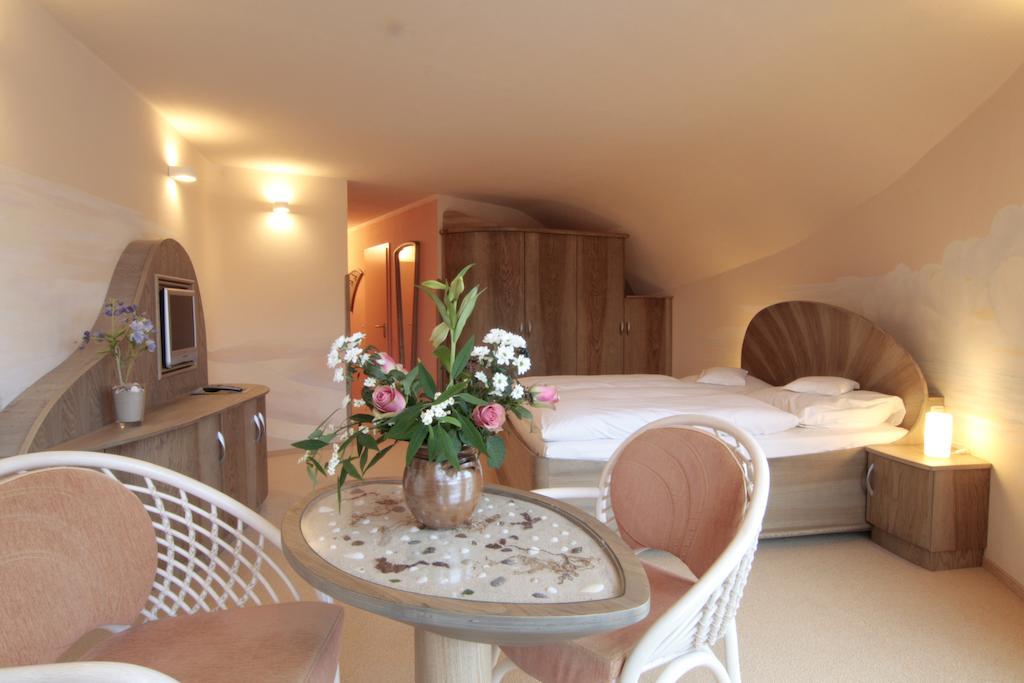Hotel Zum Strandlaufer Ahrenshoop Rum bild